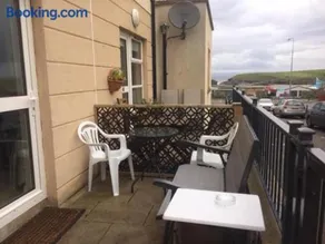 Ground Floor Deluxe Seaside Apartment With Patio & Private Entrance, marine court - Image 2
