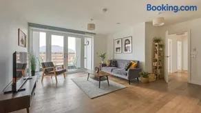 2-Bedroom Modern apt with Gym, roof terrace, Free Parking and 3 min walk to train st - Image 2