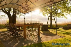 Ferienhaus Peeneblick - exklusives Traumhaus in Direktlage am Wasser mit Bootssteg und Aussensauna - Image 2