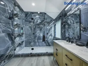 Newly Renovated Luxury 5BR Spacious, Stylish, Family-Ready - Image 1
