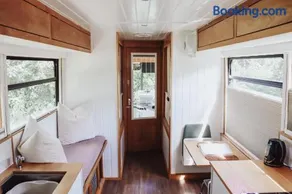 Relaxing retreat for 2 on beautiful converted bus - Image 2