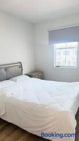 Modern Private Room with Pool & Gym - Image 2