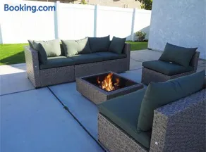 Luxury 3BR, 2BA Newly Renovated with Huge Backyard - Image 3