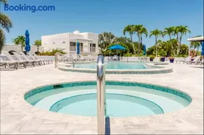 85" TV, Elegant Naples Escape at World Tennis Club, Beach 4mi, Sauna, Heated Pools, Sauna, Hot tub - Image 1