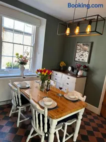2 bed period cottage sleeps 4 in central Crickhowell - Image 3