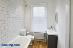 Host & Stay - Windsor Cottage - Image 3