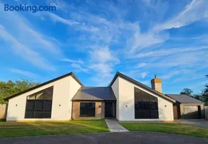 Luxury 12-person Kent Group Retreat - Image 1
