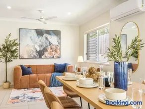 Stylish 4BR Family Retreat Peaceful and Convenient - Image 2