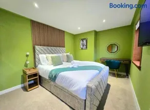 Super luxury 2 bedroom, full house sleep 5 with garden & parking close to airport - Image 4