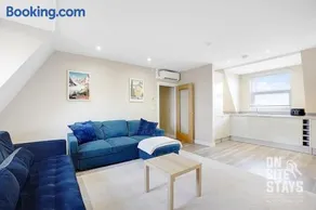OnSiteStays 3BR Quiet Apt Ensuite & Air Con - Image 1