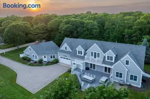 Stay 1 Block from Ocean at 7-Bed Retreat with Yard, Deck and Game Room, Host Up to 22 Across 16 Beds, Gas Fireplace, Gas Grill, Ample Parking, Walk to Menauhant Beach, Perfect for Family Getaway, 24 Hr Hospitality - Image 1