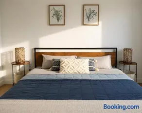 King Bed Spacious Apartment Gym Rooftop Free Parking - Image 1