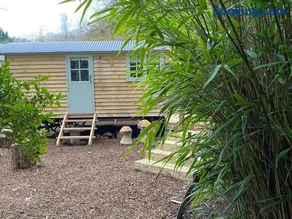 Chez Maurice Luxury Shepherds Hut with Bath and Hot Tub - Image 1