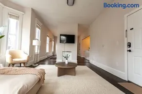 Spacious Family Home Near NYC Private Parking - Image 1