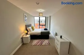 Stunning 2-bed Apartment in Salford - Image 3