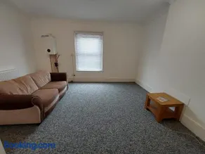 Flat B, 63 High Street, Ryde - Image 2