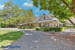 Charming 4BR Wine Country Getaway with Spa & Firepit - Image 3