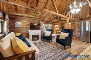 Log cabin-Kitchen-Front porch-Queen-The Velvet Rooster - Image 4