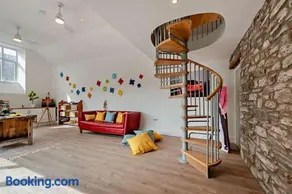 Bradshaw House - Luxury old school house conversion - sleeps 10 and accepts 2 dogs - Image 5