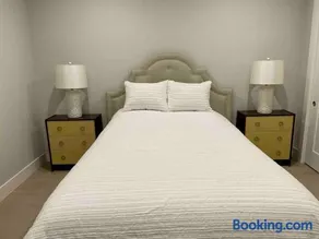 Gorgeous 1 BR Suite in a New House Free Parking - Image 1