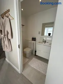 The Bit On The Side, Private Studio, Own Entrance, Free Driveway Parking, 10 min Drive to Bath, Cheap EV point - Image 5