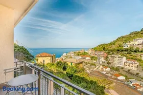 StairwayToHeaven-Riomaggiore-Seaview-FreeParking - Image 1
