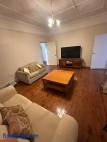 Affordable Queen Room in Convenient Location - EW3 - Image 2