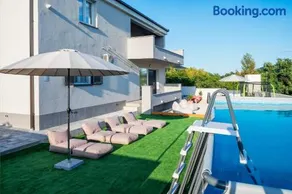 Maragora Holiday House & Mini Football - Image 1
