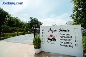 Apple house cafe - Image 4