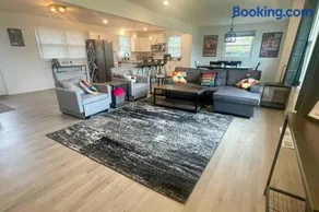 Private 1.35 Acre Estate Hot Tub, Pool Hall & Courts Sleeps 10 - Image 2