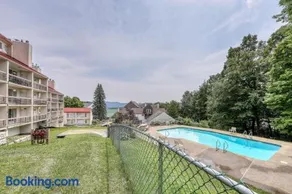 Mountainside Ski Lodge - Image 1