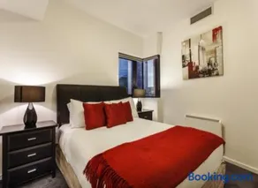 Lovely waterfront condo with swimming pool and gym in the heart of Docklands - Image 3