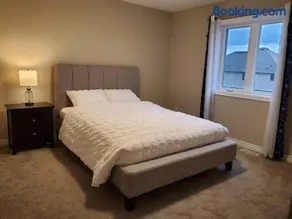 4 BD Family Retreat - Basement not Included - Image 1