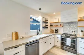 Luxury South Austin Estate with Pool and Guest House - Image 2