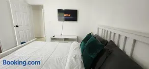 Perfect Location! Queen Room Near Malls, Dining & Stores! - Image 3