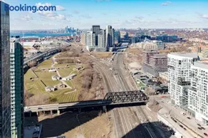 Modern High-Rise Gem by Rogers Centre Sleeps 4 - Image 3