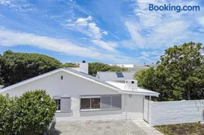 Mooinooientjie Cottage Voelklip Beach Hot Tub, Sleeps 8 - Image 3
