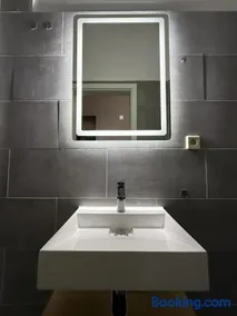 3G LV 5-Zimmer-Apartment HBF - Image 3