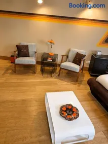 Chez Claude - Retro Chic Suite - Image 4