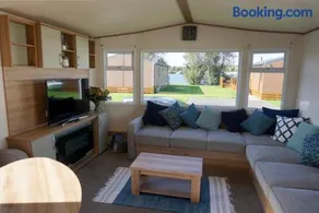MPoint36 at Tattershall Lakes Hot Tub Lake Views 3 Bedrooms - Image 4