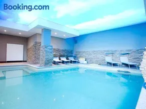 State of the art home suite with 180 degree panoramic lake view, pool and spa sleeping up to 10 guests by Italian Apartments - Image 5