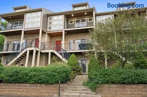 Hilltop 3BR for 10, Private Garage, Skyline Views - Image 3