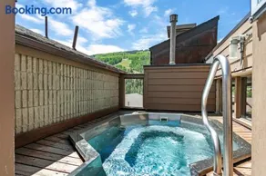 Rooftop Hot Tub, Free Parking, Renovated condo in the Heart of Lionshead - Image 4