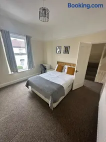 Modern 5 Bedroom House Near Lark Lane - Image 4