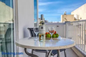 Gzira Penthouse 2BR Peaceful Balcony - Image 4