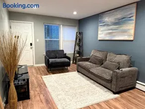 Chicago 1BR Free Parking, Near Transit And Dining - Image 1