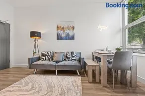 Cardiff Luxe Flats with Spa Facilities - Image 4
