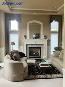 1 BR in a Lakeview House Near Redmond DT - Image 2