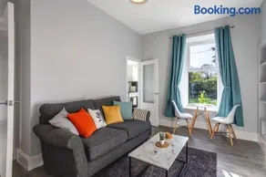 Beautiful Ground Floor Apartment - Image 3