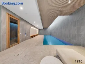 BoxHill 2BR 2BR APT- Heated pool,Sauna,Gym L12 - Image 2